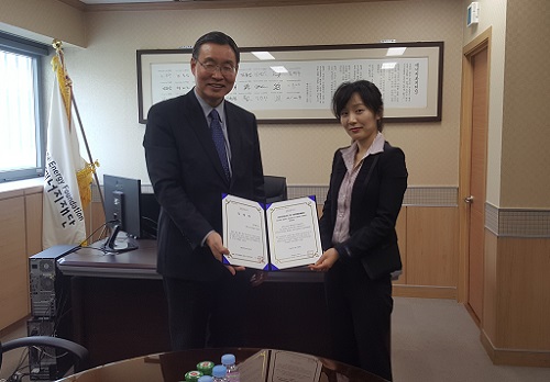 26일 우중본 한국에너지재단 사무총장이 채예나 신임 FEL에게 미래에너지리더 임명장을 전달하고 있다.