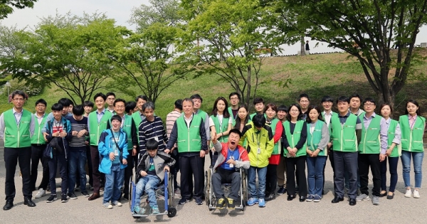 26일 한국지역난방공사 임직원들과 소망재활원 장애인들이 봄나들이 여행지에서 기념촬영을 하고 있다.