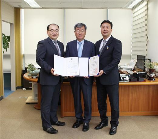 이병욱 한국지역난방기술 사장이 수상자 박제원 차장(왼쪽)과 김계영 차장과함께 기념촬영을 하고 있다