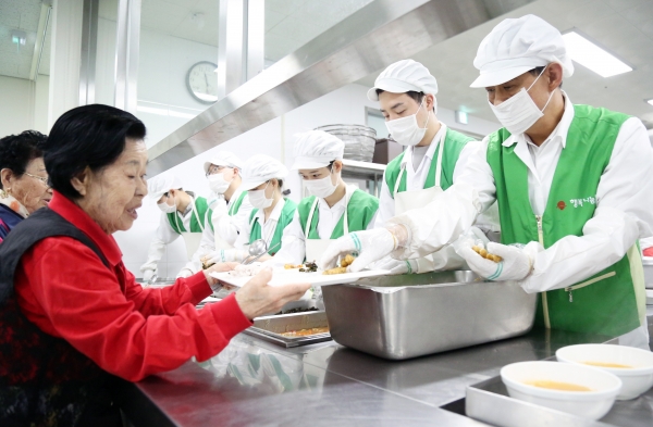 한국지역난방공사 노사임직원이 수정노인종합복지관에서 급식 봉사를 했다.