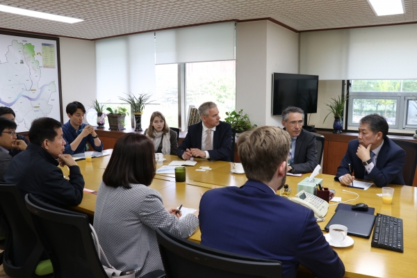 서울에너지공사 관계자와 독일 에너지 전문가 방문단이 함께 의견을 나누고 있다.