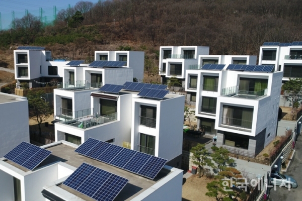 태양광 대여사업으로 태양광 설비를 설치한 아파트 전경.
