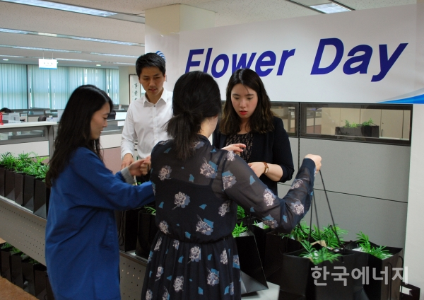 삼천리가 21일 플라워데이 행사를 실시해 임직원들에게 꽃 화분을 선물했다.