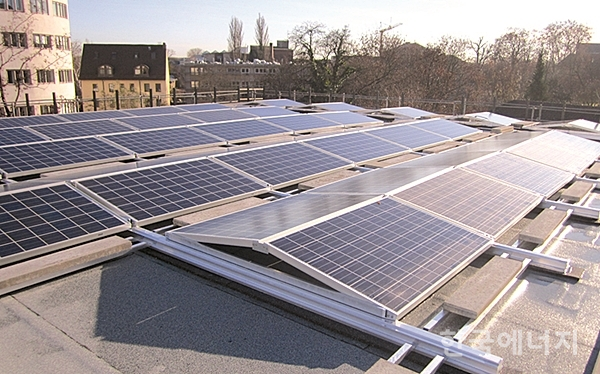 한화큐셀이 독일 프랑크푸르트 도심 건물 위에 설치한 태양광 발전소 모습