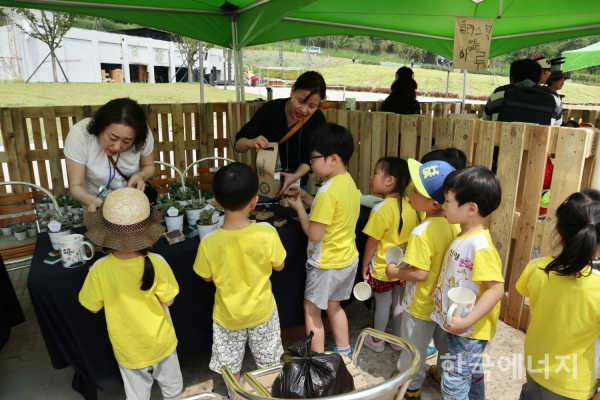 '제23회 환경의 날 기념식'에 마련된 수도권매립지관리공사 홍보부스에 어린이들이 방문해 공사 직원의 설명을 듣고 있다.