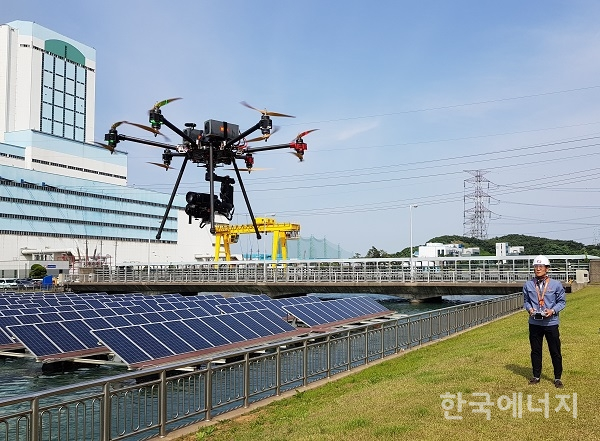 한국동서발전은 25일 충남 당진화력본부에서 인터스트리 4.0의 핵심 기술인 ‘드론을 활용한 태양광 모듈 진단시연회’를 개최했다.