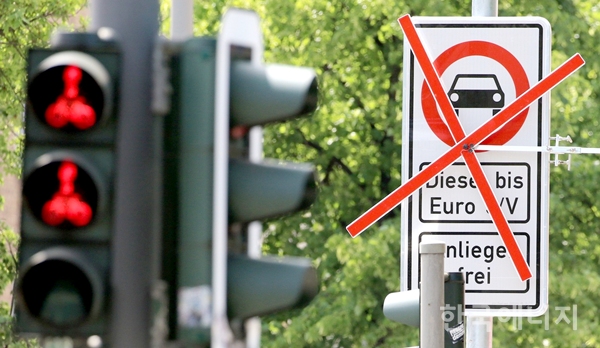 유럽의 주요 국가와 도시들이 새로운 유로 6 기준을 통과한 차량 외에는 경유차 운행을 금지하는 방안을 속속 발표하고 있다. 사진은 유로 5 기준을 통과한 경유차 운행 금지를 나타내기 위해 ‘×’ 표시를 덧붙인 독일 함부르크의 한 교통표지판.