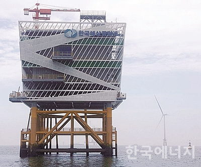 아시아 최초로 설치된 해상변전소. 높이 35m, 가로·세로 약 25m, 3층 구조다.