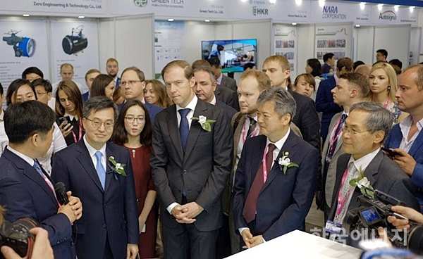 김택현 러시아 법인장(왼쪽)이 데니스 만투로프 러시아 산업통상부 장관 등 내빈들에게 경동나비엔 제품에 대해 설명하고 있다.