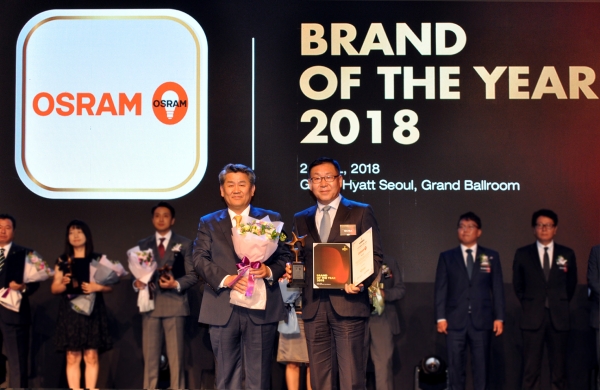 24일 서울 그랜드하얏트 호텔에서 열린 ‘2018 올해의 브랜드 대상’에서 김대진 레드밴스 대표(오른쪽)가 조명부문 수상을 하고 기념사진을 찍고 있다.