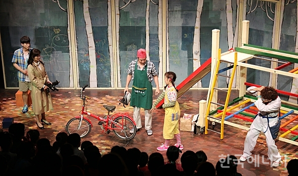 한전 서울본부 관내 지역아동센터 어린이들이 관람한 뮤지컬 ‘우리는 친구다’의 한 장면.