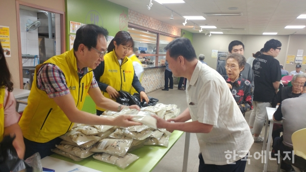 가스안전공사 경기서부지사 봉사단원들이 18일 경기도 시흥시 대야종합사회복지관을 방문해 저소득층 어르신들에게 점심식사를 제공하고 있다.