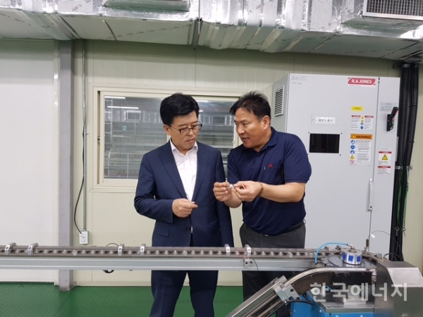김유호 충남지역본부장은 지난 18일 부탄가스 제조업체인 ㈜태양산업 천안공장을 방문하고 태양산업 직원에게 제조공정관리 설명을 듣고 있다.