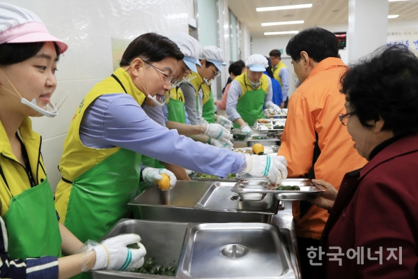 김형근 가스안전공사 사장과 공사 직원들이 21일 충북 진천군 ‘진천종합사회복지관’을 찾아 무료급식 봉사활동을 하고 있다.