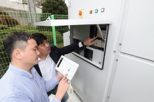 KT 직원들이 KT-MEG를 활용해 연료전지 발전설비를 점검하고 있다.