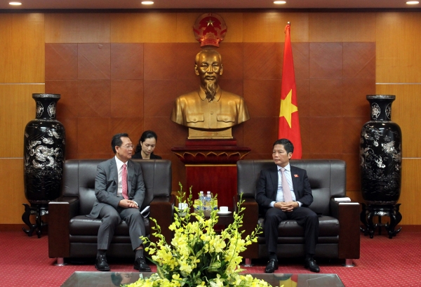 22일 김종갑(왼쪽) 한전 사장이 베트남 쩐 뚜언 아잉 산업통상부 장관과 에너지효율관리 등 전력사업에 대한 협력방안을 논의하고 있다.