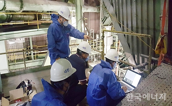 서부발전 직원이 드론에 장착된 영상송신기능을 활용해 현장에서 즉시 노내 튜브를 점검하고 있다.