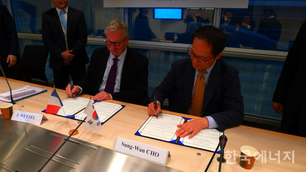 조성완 전기안전공사 사장과 쟈크 웻첼 프랑스 전기사용자 안전위원회 회장이 상호협력을 위한 양해각서에 서명하고 있다.