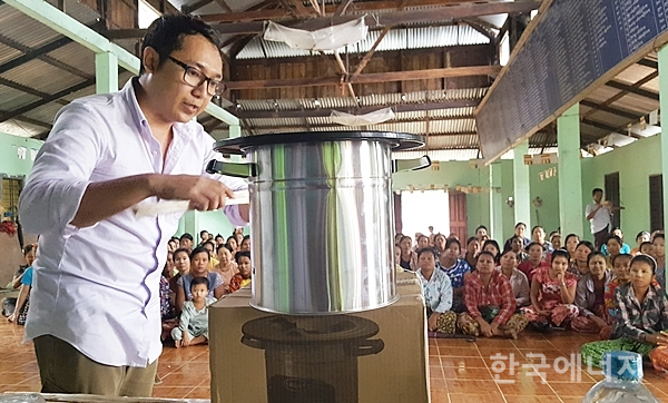 GS칼텍스의 쿡스토브 지원사업 협력사(에코아이) 관계자가 미얀마 주민에게 쿡스토브 사용법을 설명하고 있다.