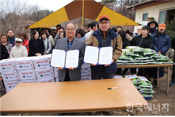 김재한 메가솔라 사장(오른쪽)과 철원군사회복지협의회장이 기념촬영을 했다.