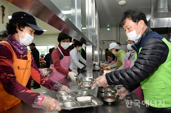 한전기술은 18일 김천 야고버의 집에서 짜장면 무료급식 봉사활동을 실시했다.
