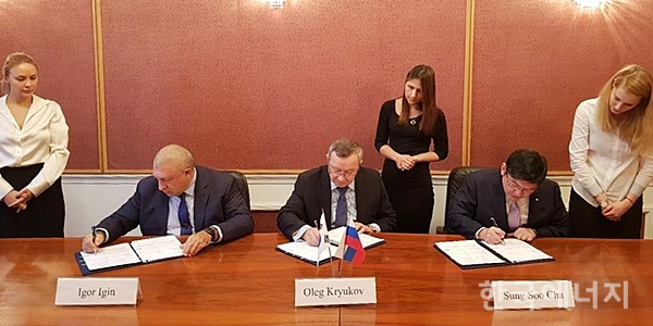차성수 원자력환경공단 이사장(오른쪽)이 이고르 이긴(Igor Igin) 러시아 방폐물공단(NORAO) 사장(왼쪽), 올레흐 크류코프(Oleg kryukov) 러시아 연방원자력공사 본부장과 협약서에 서명하고 있다.