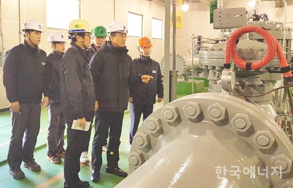 김영두 사장 직무대리(앞줄 가운데)가 지난 17일 울산 산업단지 인근에 있는 부산경남지역본부 청량관리소를 찾아 주요 가스 공급설비를 점검하고 있다.