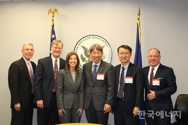 한상욱 한국수력원자력 기술전략본부장(오른쪽 세 번째)이 마가렛 돈 NRC 총괄운영책임자(왼쪽 세 번째) 등 관계자들과 포즈를 취하고 있다.