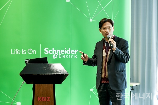 이호걸 슈나이더일렉트릭 에코빌딩비즈니스팀장이 13일 서울 마포 상암DMC센터에서 열린 신제품 출시 기자간담회에서 ‘에코스트럭처 파워로직 ION9000’과 ‘아큐사인 PCSn’에 대해 설명하고 있다.