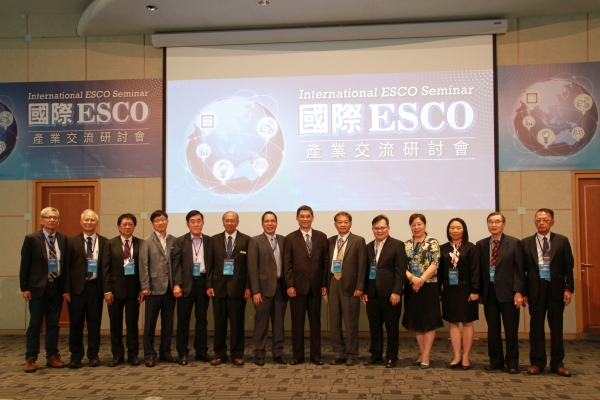 대만에서 열린 '2019 International ESCO Seminar&Workshop'에 참석한 한국을 비롯한 대만, 중국 등 APEIA 8개국 ESCO협회 대표들이 기념촬영을 하고 있다. [사진-ESCO협회 제공]