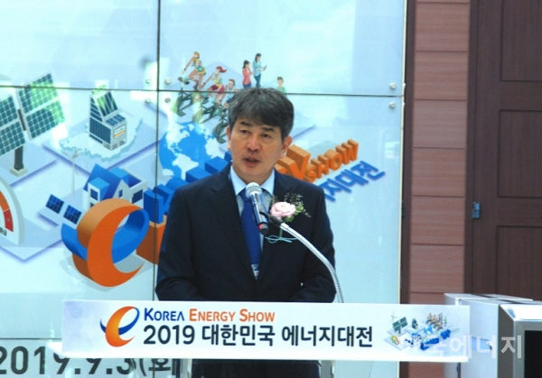 3일 일산 킨텍스 제1전시장에서 진행된 2019 대한민국 에너지대전 개막식에서 김창섭 한국에너지공단 이사장이 개회사를 하고 있다.