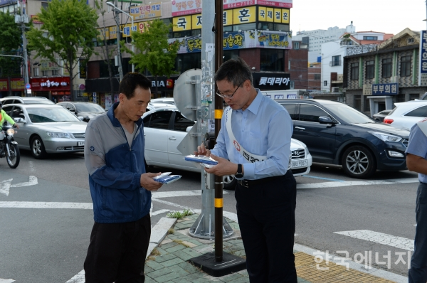 우중본 대표이사(오른쪽)가 영대병원네거리에서 실시한 거리캠페인에서 가스안전 홍보물품을 나눠주고 있다.