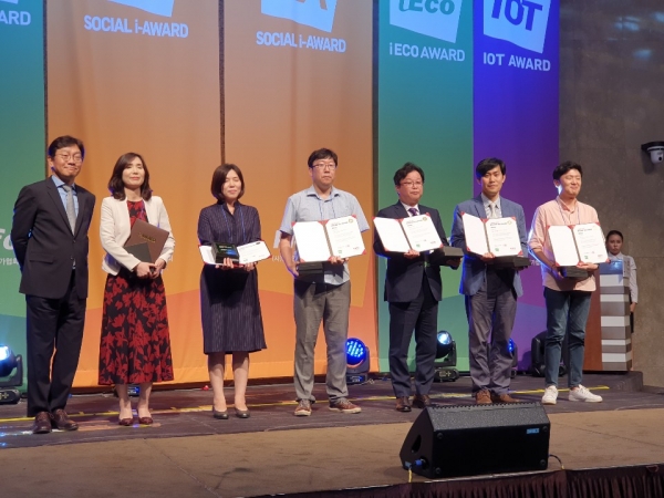 2일 서울 양재 엘타워에서 개최된 ‘인터넷 에코어워드 2019’에서 대상을 수상한 한국에너지공단 및 관계자들이 단체 기념촬영을 하고 있다. [사진제공=한국에너지공단]