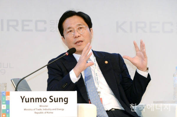성윤모 산업통상자원부 장관이 발언하고 있다.