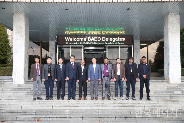 원자력연구원과 방글라데시 원자력위원회가 진행하는 연구용원자로 기술 자문 워크숍 참석자들.