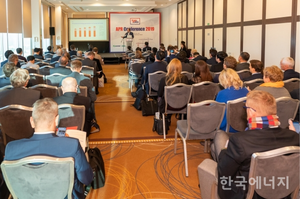5일(현지시간) 폴란드 인터컨티넨털 바르샤바 호텔에서 열린 한국형원전 홍보행사 ‘APR 콘퍼런스 2019'에서 한국수력원자력 윤용우 해외사업본부 유럽지사장이 발표를 하고있다