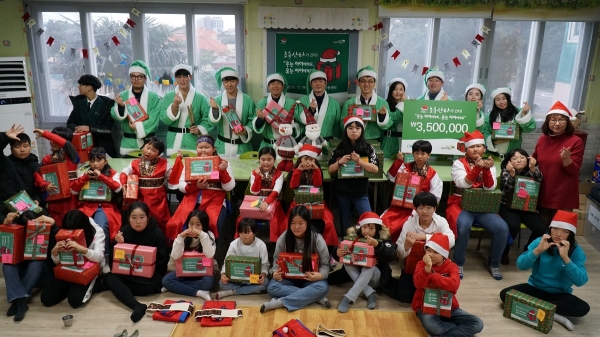 19일 성산읍 삼육지역아동센터에서 제주에너지공사 임직원들이 산타로 변신해 어린이들에게 선물을 나눠줬다. [사진제공=제주에너지공사]