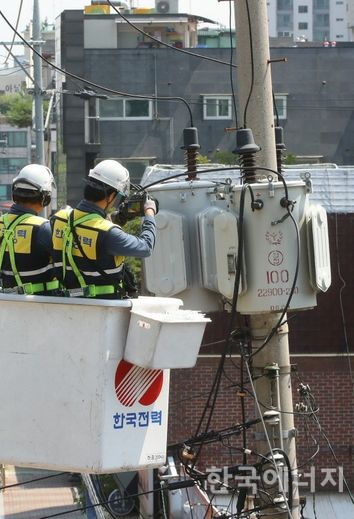 한국전력 직원들이 열화상 진단장비를 활용해 전력설비를 진단하는 모습