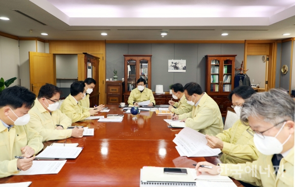 한국지역난방공사 경영진이 코로나 19관련 긴급회의를 주재하고 있다