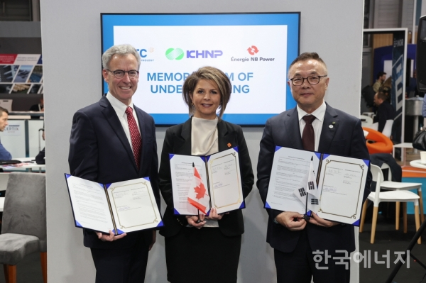 한국수력원자력이 ARC·NB파워가 추진하는 SMR 프로젝트 사업에 공동참여 업무협약을 맺었다. (왼쪽부터 빌 래브 ARC 대표이사, 로리 클락 NB Power CEO, 황주호 한수원 사장)