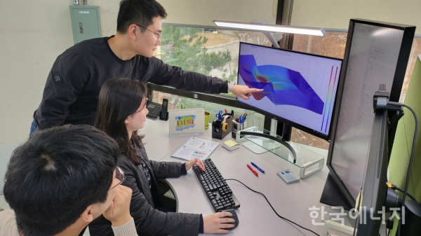 ​한국원자력연구원 저장처분기술개발부 김정우 박사 연구팀이 시뮬레이션 프로그램(APro)을 활용해 고준위방사성폐기물 지하 처분장의 거동을 시뮬레이션하고 있다.​