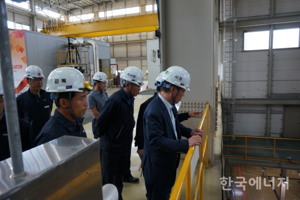박영현 한국지역난방공사 사장직무대행(오른쪽에서 첫번째) 장마철 대비 현장 특별안전점검을 하고 있다.