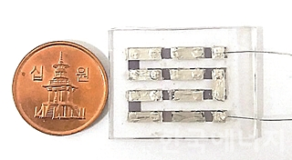 동전크기와 비교한 열전 소재(오른쪽)