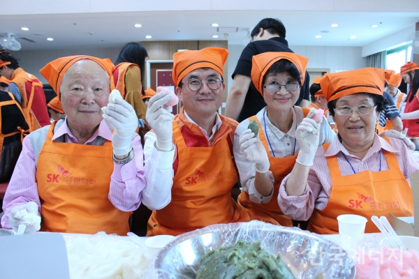 지난 19일 서대문노인종합복지관에서 김형건 SK종합화학 사장이 어르신들과 함께 빚은 송편을 들고 기념사진을 촬영하고 있다.