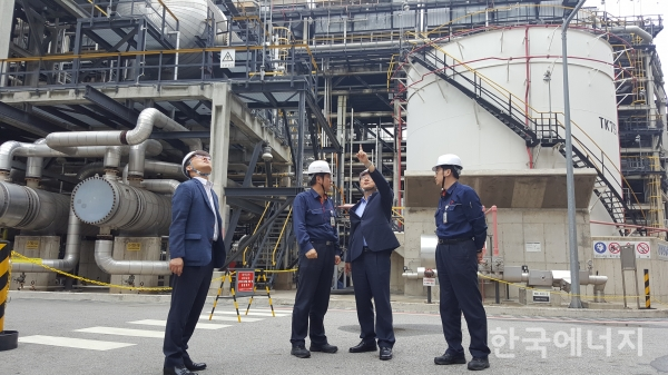 정해덕  가스안전공사 기술이사(오른쪽에서 두 번째)는 지난 20일 SK인천석유화학을 방문해 노후설비 진단하고 있다.
