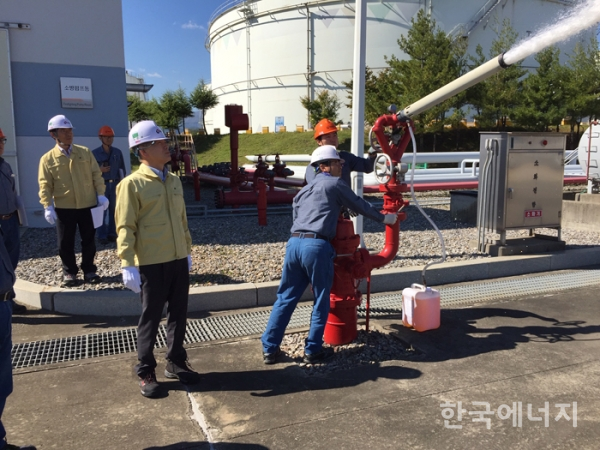 한국석유공사는 12일 동해비축기지에서 석유저장탱크 및 주변시설에 대한 종합 안전점검을 실시했다.