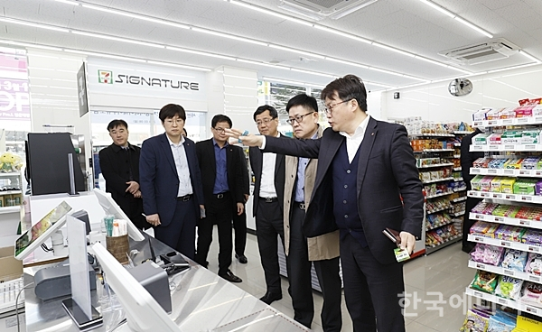 에쓰오일이 서울 강서구 하이웨이주유소에 국내 주유소 최초로 미래형 무인편의점 ‘세븐일레븐 시그니처’를 개설했다.