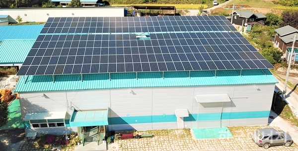 한국에너지재단은 ‘2018년도 한전 햇살행복 발전설비 지원사업’으로 전북 진안군 진안고원협동조합에 85.68㎾ 규모의 태양광 발전소를 설치했다.