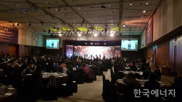 12일 서울 여의도 63컨벤션센터에서 열린 '2019 한국에너지대상'에 에너지효율향상 및 신재생에너지 산업발전 유공자 및 업계 관계자 등 500여명이 참석했다.