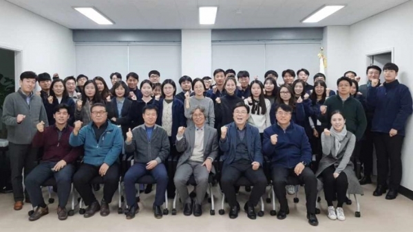 2일 한국에너지재단이 '2020년 시무식'을 개최하고 임직원들이 모여 기념사진을 찍고 있다. [사진제공=한국에너지재단]